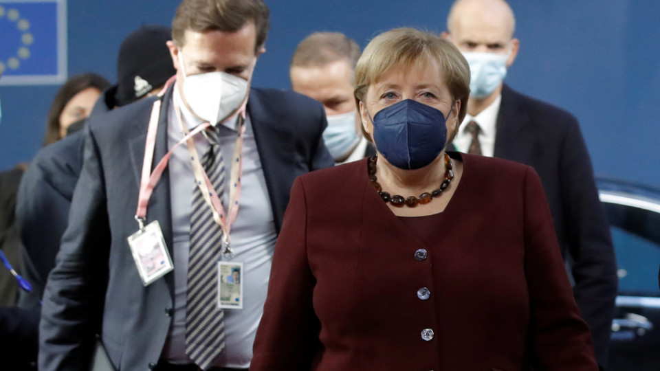 Сравниха Меркел с Айфеловата кула | StandartNews.com