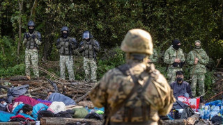 Какво става между Полша и Беларус, пращат войски на границата