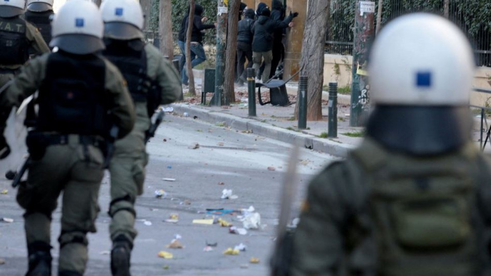 Става страшно в Атина! Масови размирици заради ДНК проби | StandartNews.com