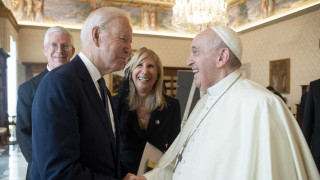 Байдън се шегува с Папата, иска му необичайна почерпка