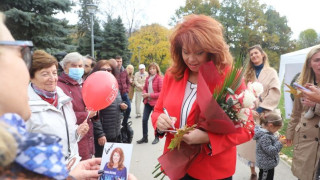 Илияна Йотова разговаря с граждани в Южния парк