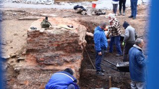 Археолози откриха позлатена ръка край ломско село