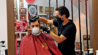 Гърция в ужас, удрят по фризьорки и козметички