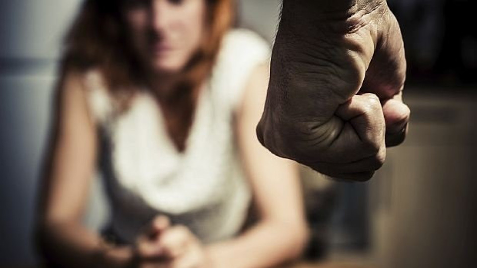 Нормално е да биеш жена си? Шокираща анкета | StandartNews.com