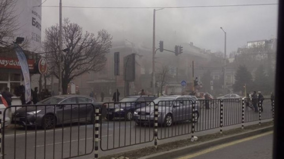 Огромен пожар в центъра на София, гори паметник на културата | StandartNews.com