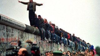 На този ден: Пада Берлинската стена - символ на Студената война