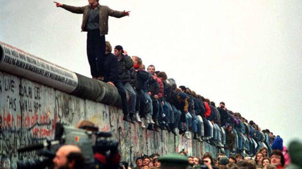 На този ден: Пада Берлинската стена - символ на Студената война | StandartNews.com
