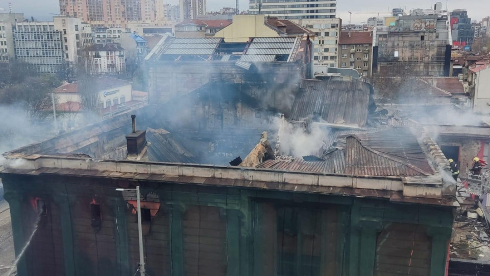 Ново 20: Пожарът на "Син сити" пламнал от 4 места на покрива | StandartNews.com