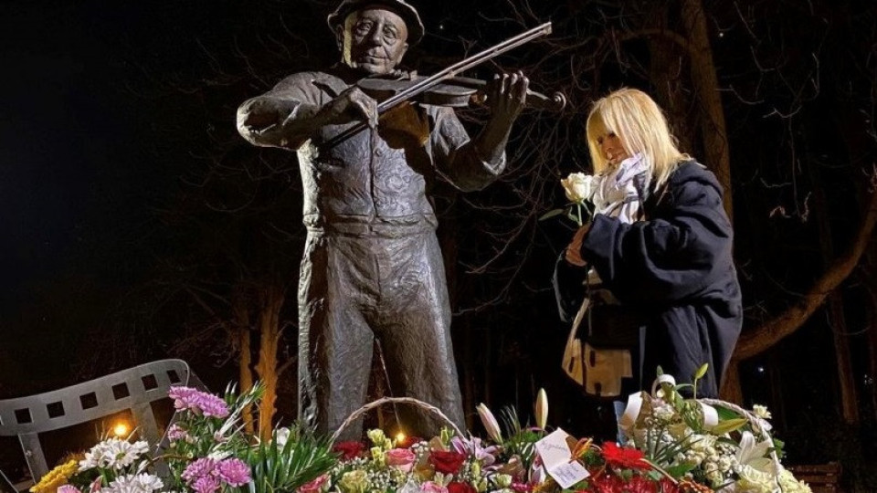 Лили занесе цветя на Тодор Колев в Шумен | StandartNews.com