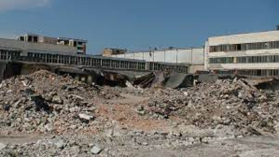Заводът, който обуваше поколения българи, се превърна в руини | StandartNews.com