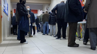 Огромни опашки пред секциите в Турция