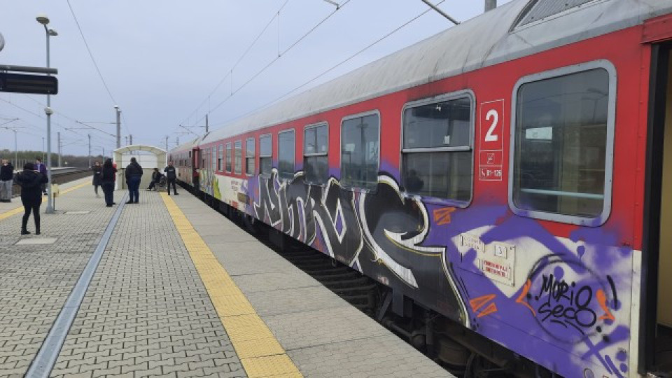 3 влака блокирани на Караджалово заради припаднал машинист | StandartNews.com