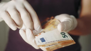 Нелепо! Баба изгори 3000 евро с белина, дезинфекцирала ги