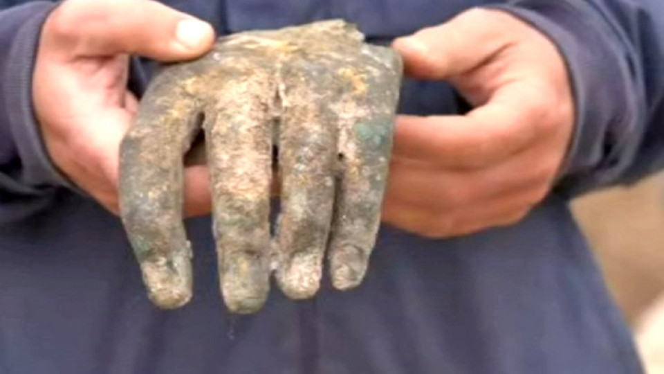Златна императорска ръка изскочи от древна пещ | StandartNews.com
