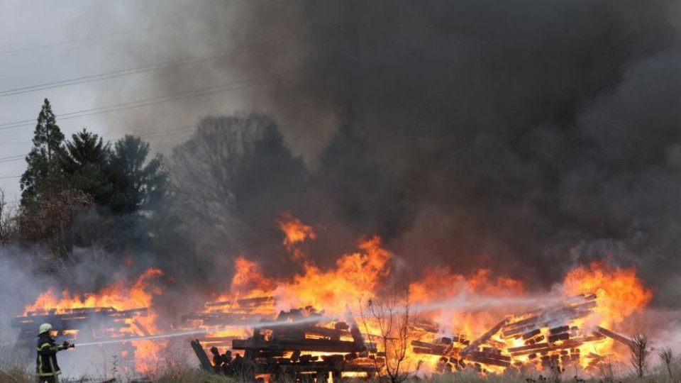 Огненият ужас продължава! Голям пожар на гара Казичене | StandartNews.com