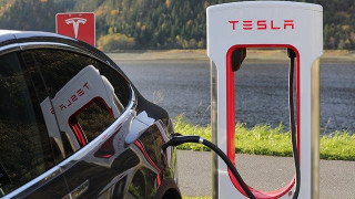 Редица шофьори се оказаха заключени в коли Tesla