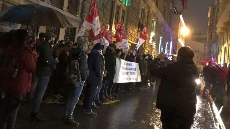Истанбул се разбунтува, искат оставката на Ердоган | StandartNews.com