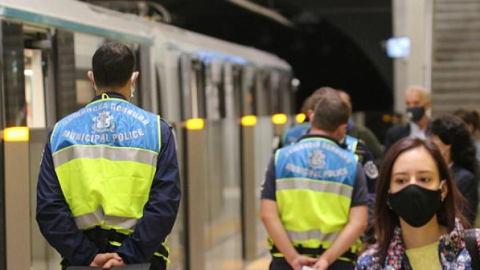 Арестуваха жена без маска в метрото | StandartNews.com