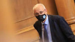 Кой ще бие първия звънец в най-младия парламент