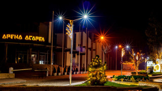 Площад в Панагюрище засия с коледна украса
