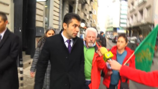 Антиваксъри подгониха Кирил Петков по улиците (ВИДЕО)