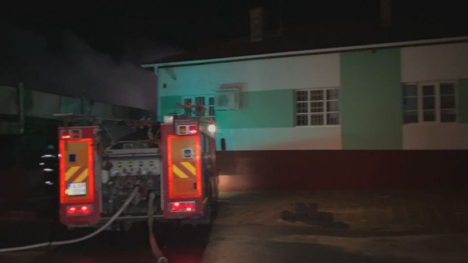 Пожар изпепели физкултурния салон на училище в Карнобат | StandartNews.com