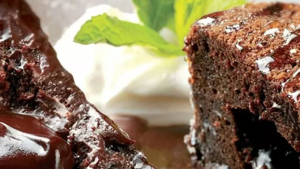Гръцка шоколадова торта се сервира с кисело мляко | StandartNews.com