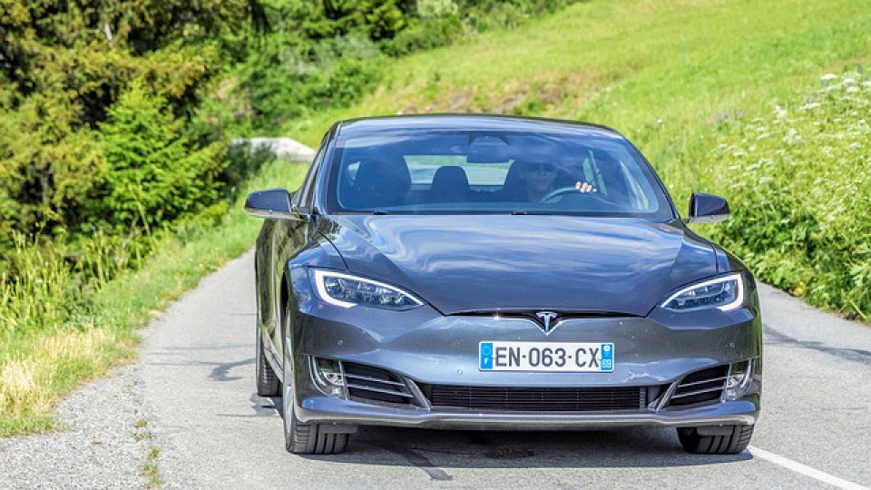 Шофьори на Tesla се забавляват с игри по време на движение | StandartNews.com