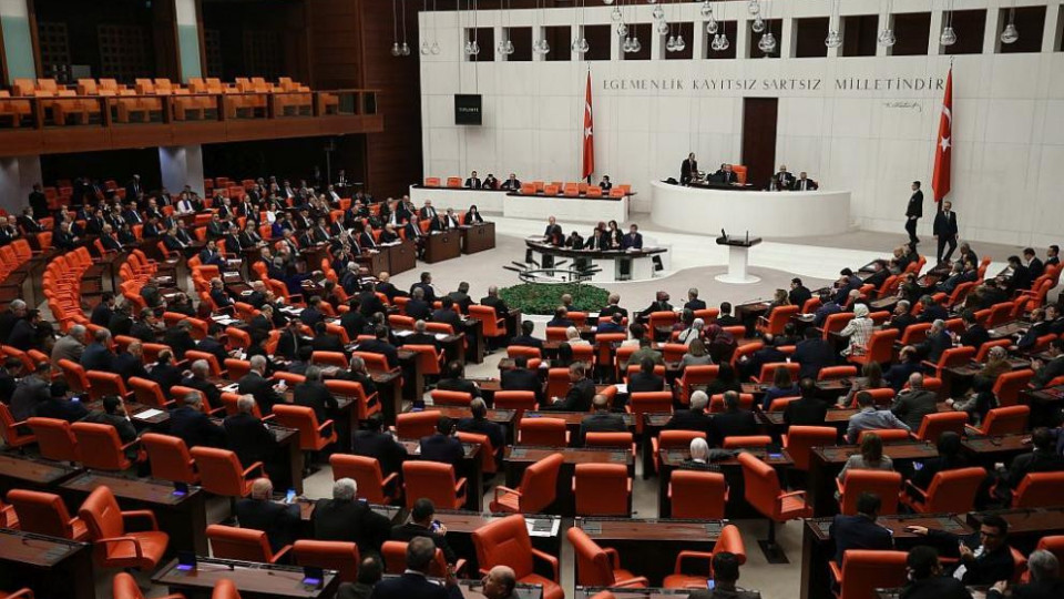 Масов бой в турския парламент (Видео) | StandartNews.com