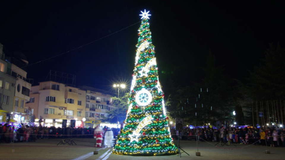 Засия Коледната елха на Казанлък | StandartNews.com