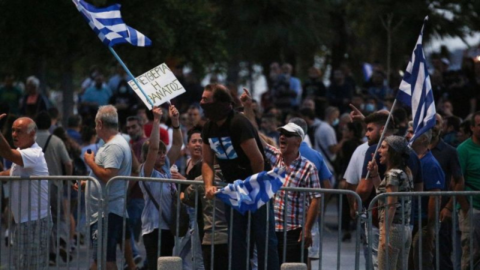 Солун завря от протест. Обявиха бунт срещу здравния фашизъм | StandartNews.com