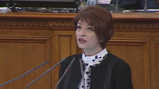 ГЕРБ със залп на английски срещу Радев