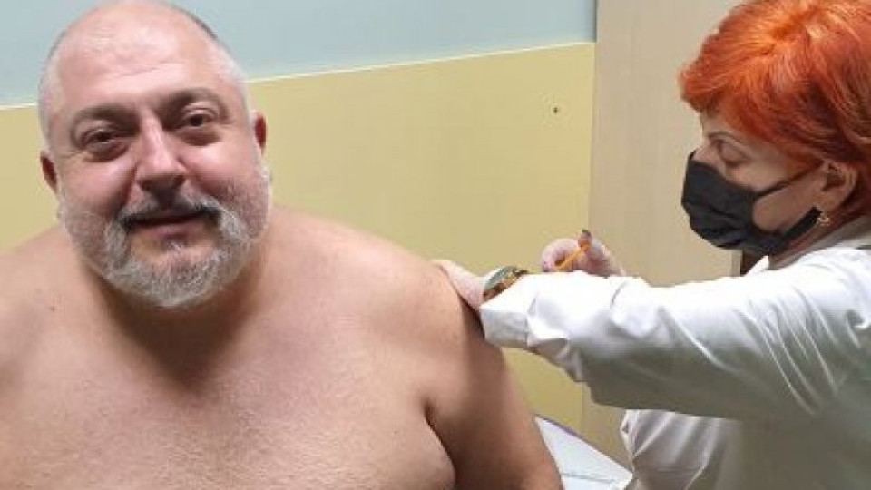 Ути Бъчваров се ваксинира. Какво си пожела | StandartNews.com