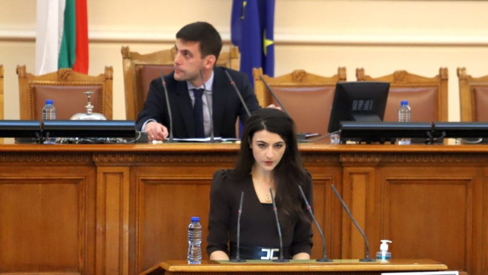 Две депутатки напускат парламента. Отиват по-близо до Кирил Петков | StandartNews.com