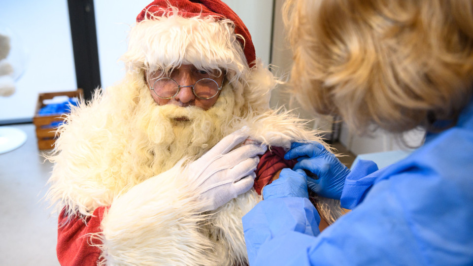 Дядо Коледа се ваксинира в "Бар ЗаЗдраве" | StandartNews.com