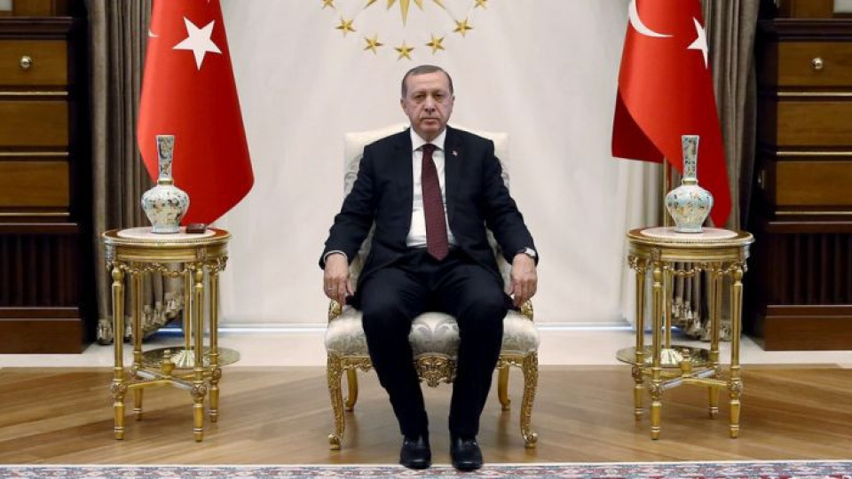 Обвинения се сипят по Ердоган. Клати ли се столът на президента? | StandartNews.com