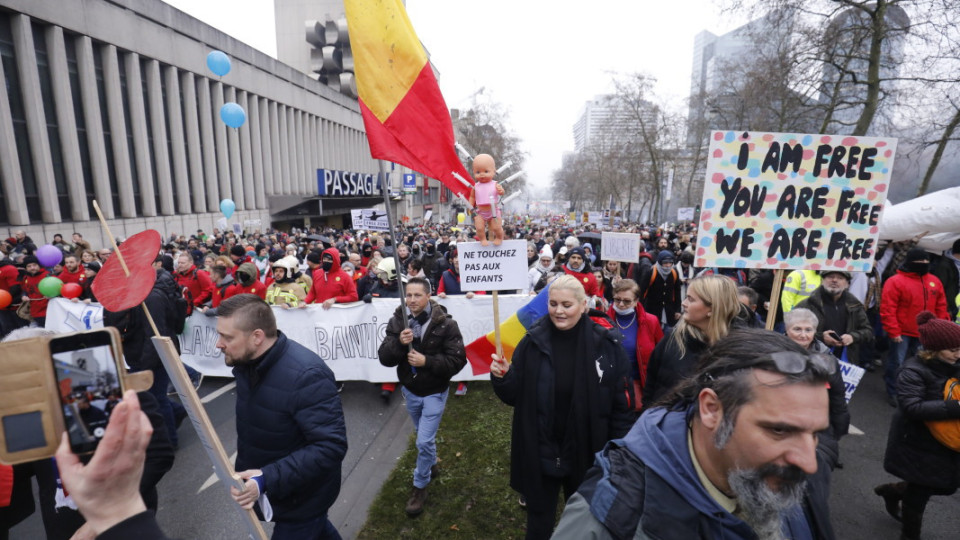 Нещо страшно става Брюксел! Полицията стреля със сълзотворен газ | StandartNews.com