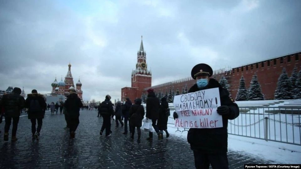 Полицай издигна плакат срещу Путин пред Кремъл, какво му се случи | StandartNews.com