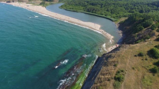 Брутално! Незаконен басейн издълбан в скалите на Синеморец