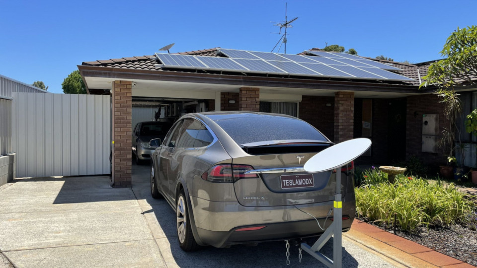 Австралийски ентусиаст постави Starlink чиния на своя Tesla Model X | StandartNews.com
