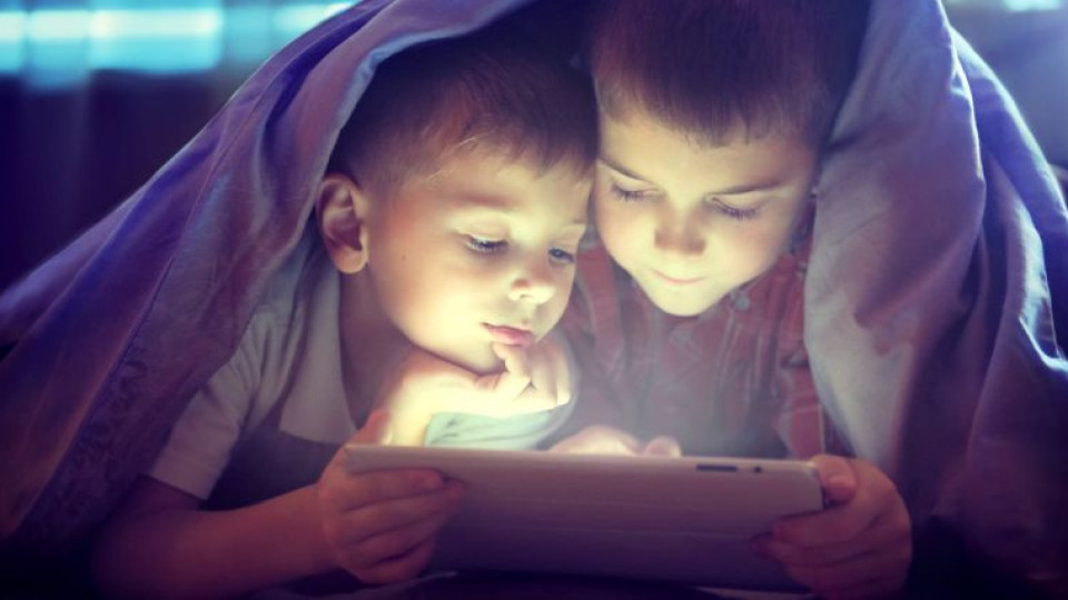 Висенето на смартфона: Децата - послушни, родителите – не толкова | StandartNews.com