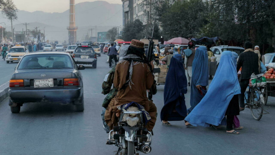 Талибаните затягат примката - какво забраниха на жените | StandartNews.com