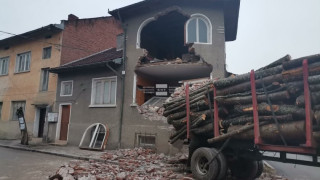 Ужас! Камион се заби в къща (СНИМКИ)
