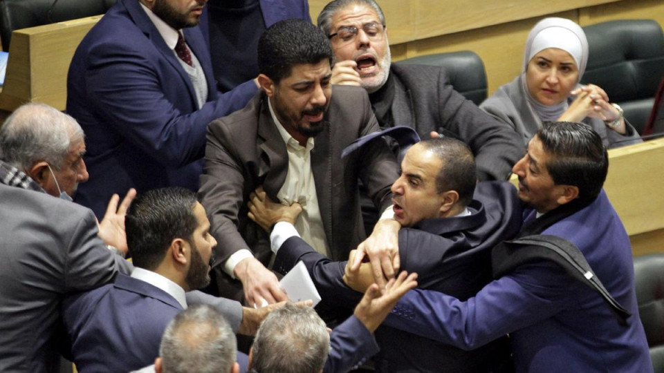 Потрес! Депутати се бият като хамали заради жени (Видео) | StandartNews.com