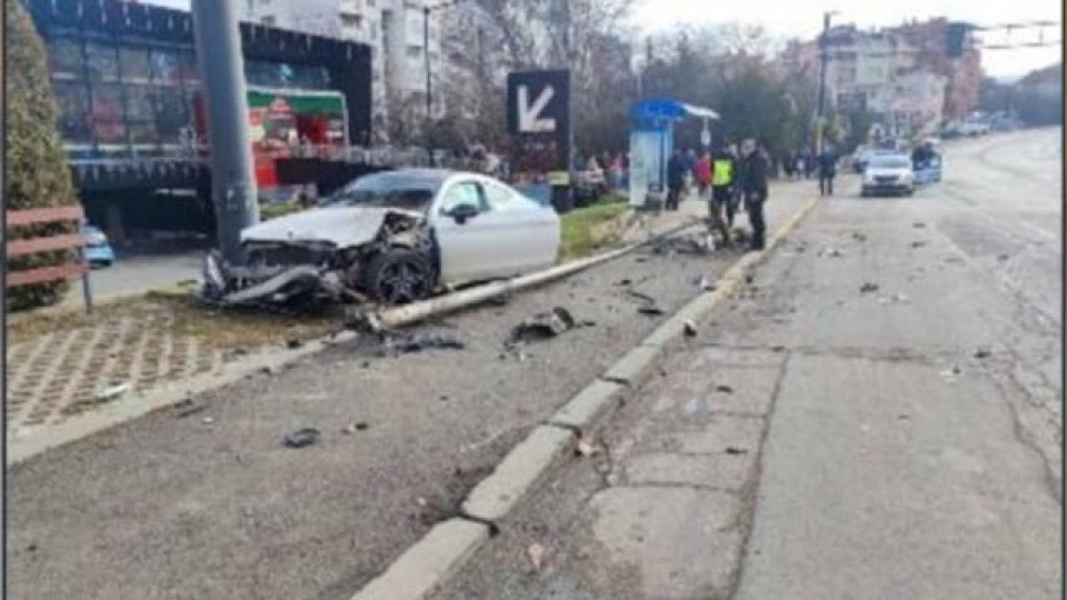 Ужасяващо! Кола помете жена на спирка в София | StandartNews.com