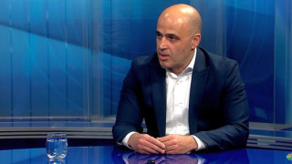 Чакат Кирил Петков в Скопие, разговорите - само за икономика