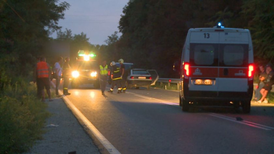 Баща и дете загинаха в жестока катастрофа между камион и джип | StandartNews.com