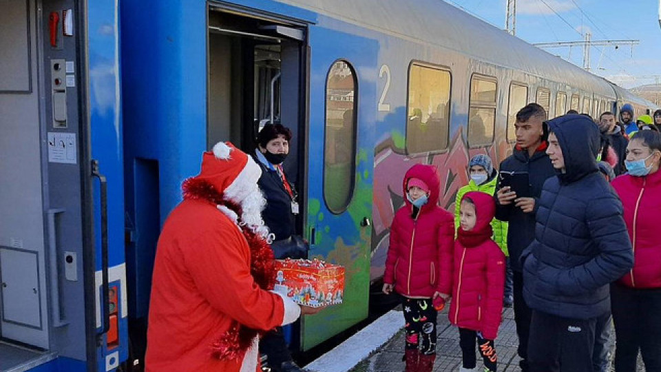 Дядо Коледа посрещна казанлъшки деца с влак | StandartNews.com