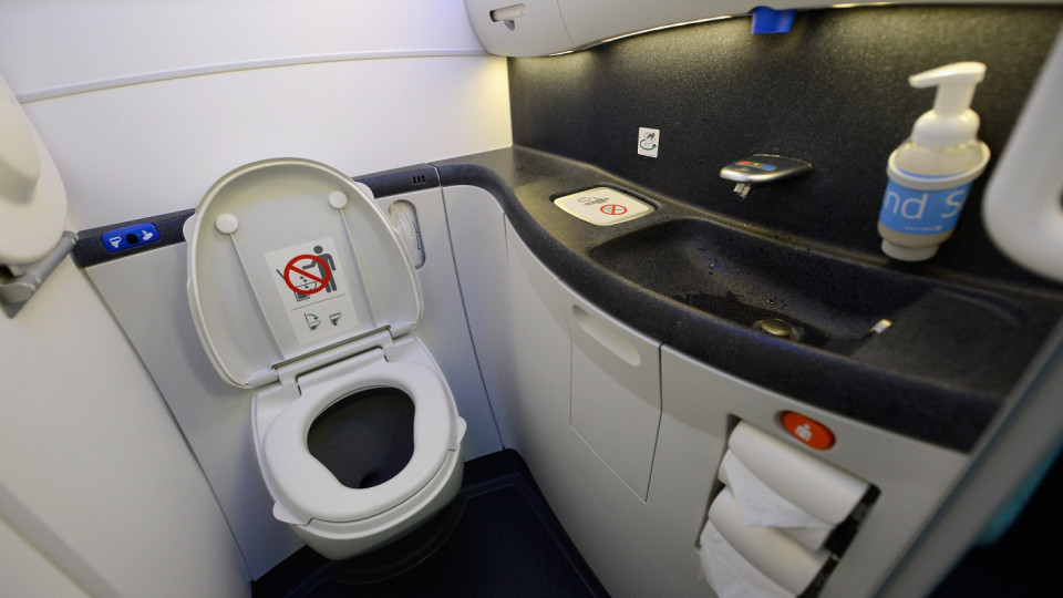 Завряха учителка в тоалетна на самолет заради ковид | StandartNews.com