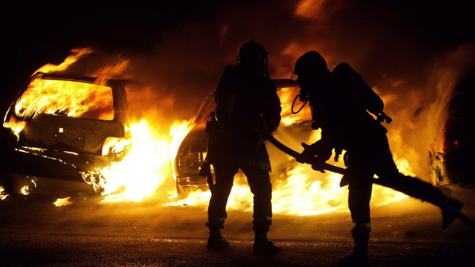 Огнена оргия във Франция! Изгориха 870 коли | StandartNews.com